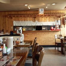 テーブル席は小人数向け。