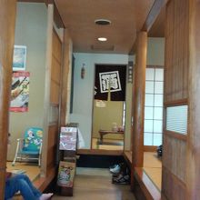 正面と左右が座敷席。