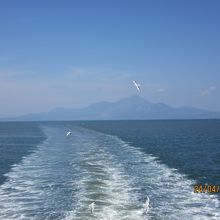フェリー後方デッキから臨む雲仙岳