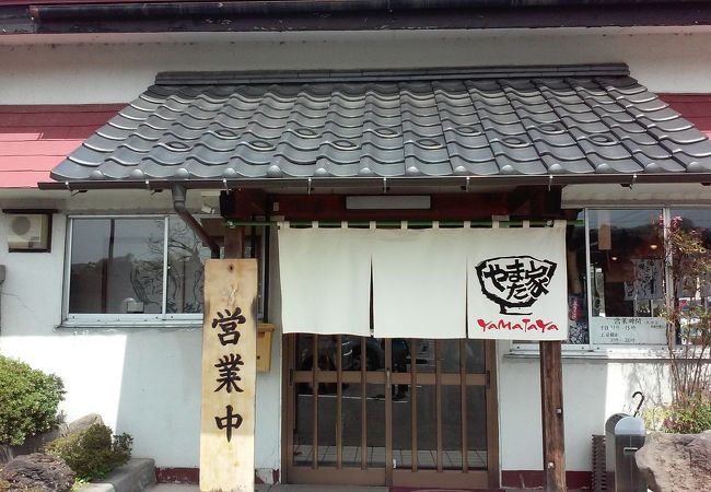 駐車場の入口で大きなだるまがお出迎え。