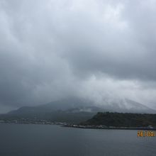 フェリーからかすかに桜島が見えた