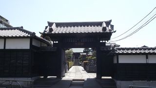 三崎坂途中のバス停・谷中小学校近くで台東区谷中４丁目にある日蓮宗の寺院です