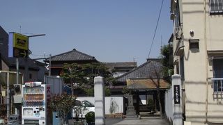 三崎坂途中のバス停・谷中小学校そばで台東区谷中５丁目にある日蓮宗の寺院です