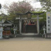 公園の中に神社があります。