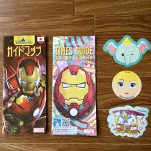 日本語のガイドブックとスタッフから頂いたシール