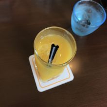 プラス100円でオレンジジュース。2穴のストロー。