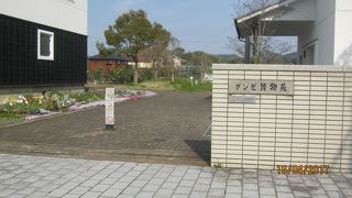 庭園の中にあります。