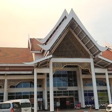 コンパクトな空港で市内からも近い。