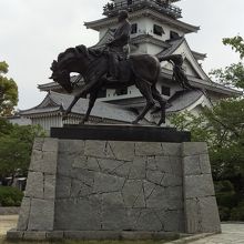 高虎像と今治城天守閣