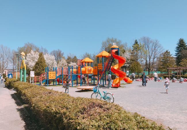 遊具で遊ぶ子供が多い「伏古公園」