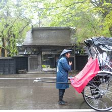 車夫さんは雨の中で大変です。青柳家の門前にて
