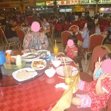 石を取り囲むようにお店が配置されています