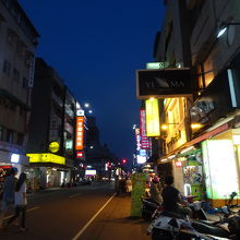 夕方になるとお店があいています♩