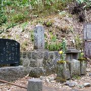 飯盛山に`白虎隊士の墓`との直ぐ傍に