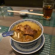 量は少ないけどめちゃうま牛肉麺！11時の開店に合わせて行こう！