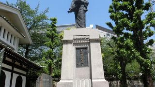 血の血判状を手にしたポーズが決まっている