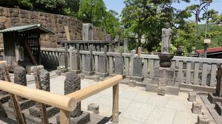 ときわ大きいのが内蔵助の墓