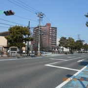 下の橋を盛岡駅のほうへ渡ったところにあるのが見えます