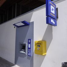 ATMは空港ビルの外にあり