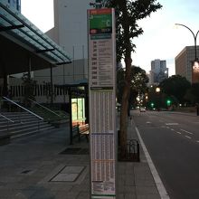 市内のバス停　停まる路線の番号表示と時刻表あり