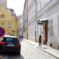 石畳の通りに立地。4階建てだけど外観は特に目立ちません。