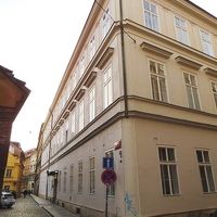 細めの通りの角に立地しています。