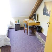 入口ドアからの室内の眺め。2段ほど降ります。