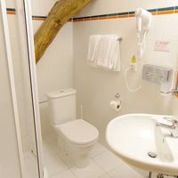 左側はシャワーブース。バスタブはなし。お湯の出は問題なし。