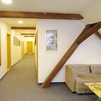 4階のエレベータ前のロビーと廊下。