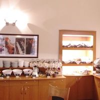 朝食会場。パンやデザートは充実。右端はハム類やチーズほか。