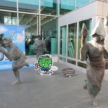 徳島空港外の阿波踊り像