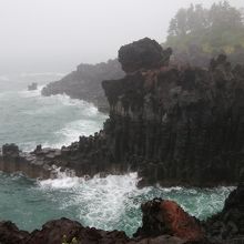 海のそばで迫力あります