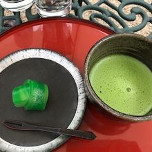 喫茶ルームにて、東山魁夷の作品をイメージした和菓子と抹茶