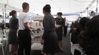 食べ物とお水を配給していました