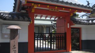 朱色の山門が目印