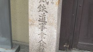 油懸地蔵がある西岸寺の近くにあります。