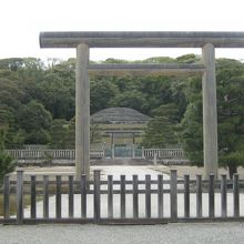 奥に御陵があります。