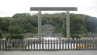 明治天皇陵は伏見城の二の丸跡地です。