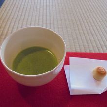 お抹茶のサービスあり。お茶菓子は島津家の家紋入り