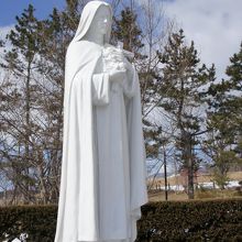 この像と一緒に記念撮影するといいです