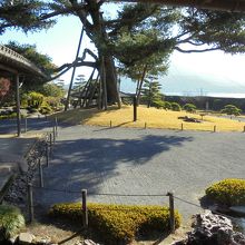 御殿の廊下から見た庭園です