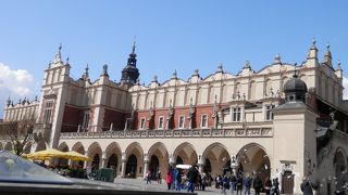 広場と美しいお土産店が楽しめる