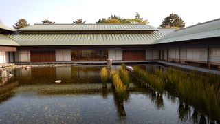 最近できた近代的な建物