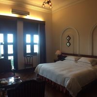 天井が高く広い部屋