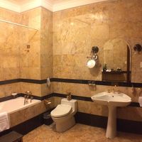 広いバスルーム、大きいバスタブ