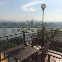 階段を上がったテラスからのサイゴン川の眺めは最高！