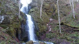 滝のすぐ下まで行ける