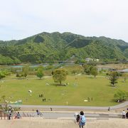 湖畔にある、とても開放的な場所にある公園で、湖からの風がとても心地よかったです