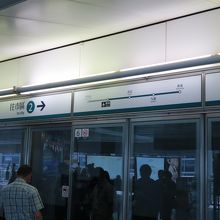 東京メトロ地下鉄南北線の駅のようなドア