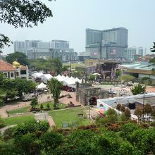 サンチャゴ砦の隣りで金色の玉葱型ドームが光っています